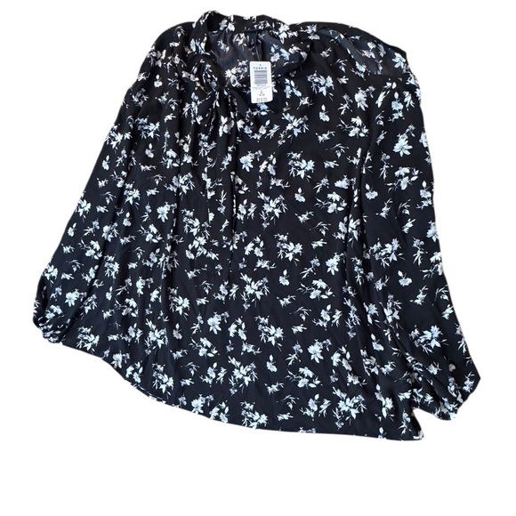 NWT Torrid Black with white Floral cold shoulder Blouse size 2 WT16 - Picture 1 of 7